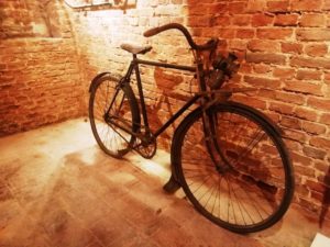 Vieux vélo dans la cave du château de Bernicourt