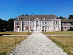 Allée et devanture du château de Bernicourt à Roost-Warendin