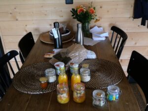Table du petit déjeuner Aux Cabanes à Grand-Laviers