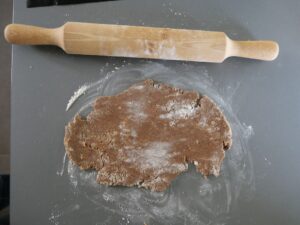 Pâte à biscuit et rouleau pour l'aplatir