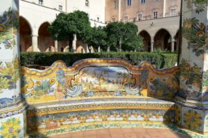 Banc en faïence dans le jardin du cloître des Clarisses à Naples