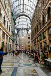 Intérieur de la Galleria Umberto I à Naples