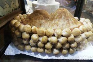 En vitrine de la pâtisserie Scaturchio à Naples