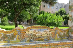 Banc en faïence dans le jardin du cloître des Clarisses à Naples