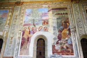 Fresque sur le mur du cloître des Clarisses à Naples