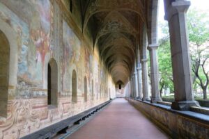 Fresques sur le mur du cloître des Clarisses à Naples