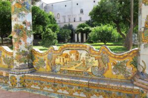 Banc en faïence dans le jardin du cloître des Clarisses à Naples