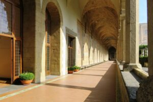 Cloître des Clarisses à Naples