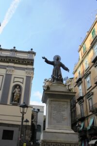 Statue et au fond basilique San Paolo Maggiore à Naples