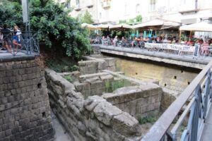 Vestiges sur la piazza Bellini à Naples