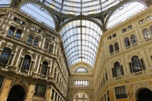 Intérieur de la Galleria Umberto I à Naples