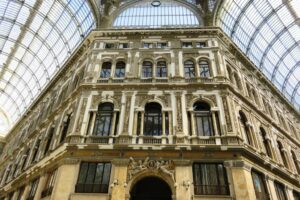 Intérieur de la Galleria Umberto I à Naples