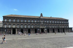 Bâtiment de la piazza Plebiscito à Naples