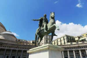 Monument de la piazza Plebiscito à Naples