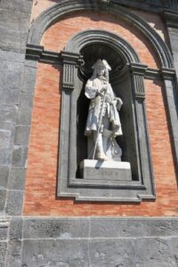 Monument d'un bâtiment de la piazza Plebiscito à Naples