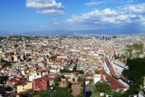 Vue sur la ville de Naples en hauteur