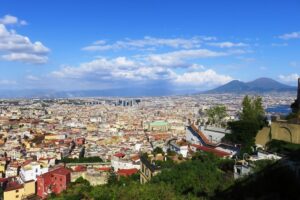 Vue en hauteur sur la ville de Naples et le Vésuve