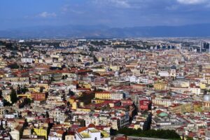 Vue sur la ville de Naples en hauteur